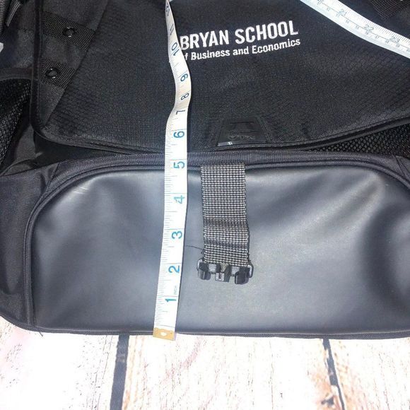 NWT Vertex UNCG Bryan School Messenger/Laptop Bag | Black | Unisex - Picture 7 of 9